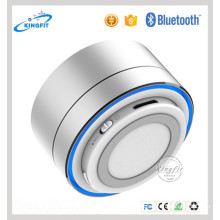 El anillo de destello del LED circunda la ayuda mini TF del altavoz de Bluetooth